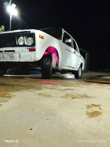 VAZ 2106, ağ rəng, sedan kuzov. Xüsusiyyətlər: - Ön ikili dairəvi