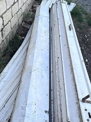 demir ceper: İşlənmiş jalüz qapı satılır Təxmini ölçüsü 3×3 m (9 m²). Mexaniki — 2