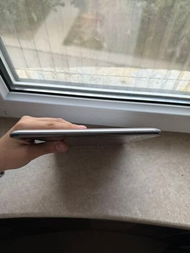 Samsung Galaxy GT-P5110 tablet, qabağ ekranda tük kimi cızığlar var