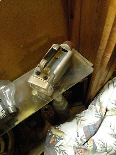 Dairəvi formada, metal materialdan hazırlanmış bəzək qalxanı. Üzərində