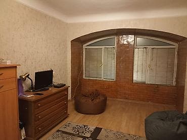 ev menzil: 1 otaqlı mənzil – studiya tipli zal və mətbəx keçidi - Geniş zal: iri — 4