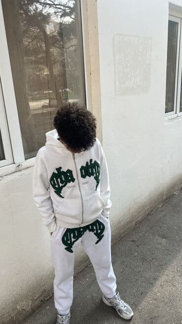 Baş geyimləri: Ağ rəngli idman dəsti – kapüşonlu svitşört və şalvar - Üst: tam — 1