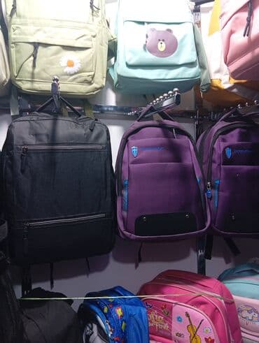 Məktəb və gündəlik istifadə üçün müxtəlif dizaynlı bel çantaları. -