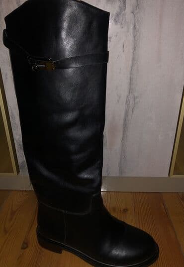 ağ rezin çəkmələr: Yenidir. 1-2 dəfə geyilinib. Razmeri səhv gəldiyi üçün satılır. Qadın — 4