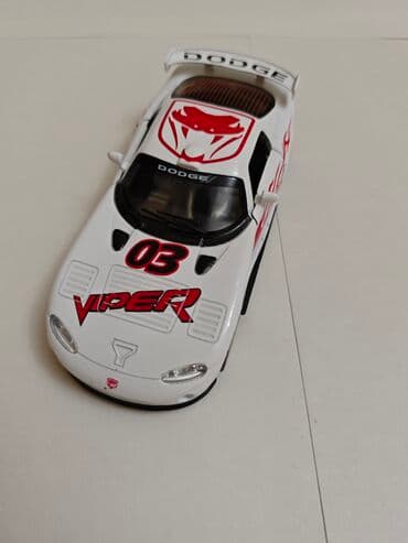 1 43 modelka: Ağ rəngli diecast "Dodge Viper" modeli, qırmızı ilan emblemi və — 9