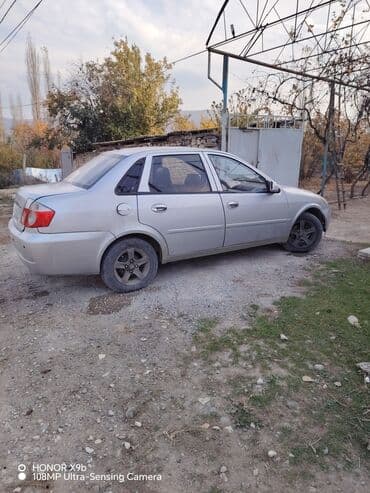 mersedes dört göz: Sedan avtomobil – gümüşü rəng, 4 qapı, tam ölçülü baqaj. Ön və arxa — 4