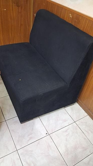 ofis divan: Qara rəngli kompakt divan oturacağı - Minimalist dizayn, səthdən yerə — 1