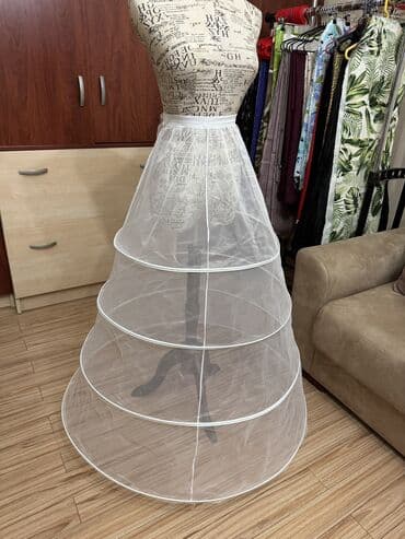 sadə toy donlari: Zərif krujeva detalları və uzun ətəyi olan, ağ rəngli gəlinlik — 7