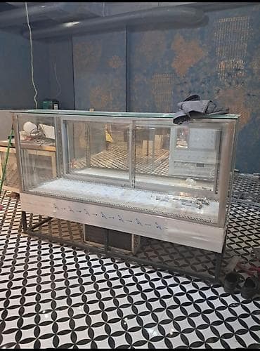 Soyuduculu vitrin – restoran, kafe, şirniyyat və marketlər üçün. - Ön