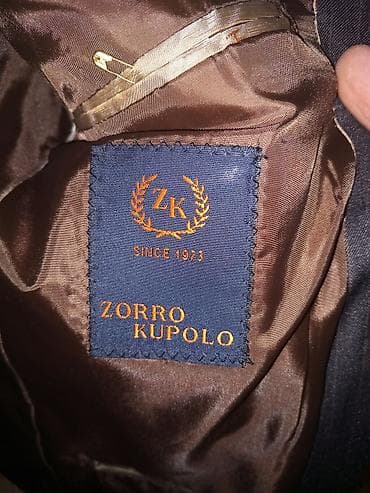 ruslarin milli geyimi: **Zorro Kupolo Kişi Kostyumu** Tünd rəngli, incə zolaqlı dizayna — 3