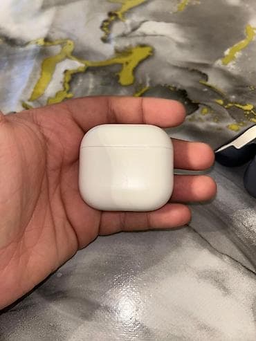 airpods tecili: AirPods 4 arginaldir!!! karobkasi yoxdur usdunde qara kabro hediye — 7