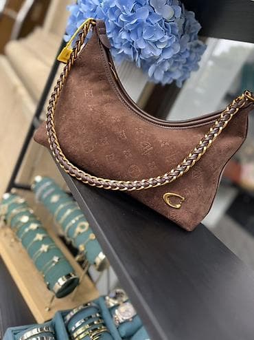 Qəhvəyi süet çiyin çantası - Material: yumşaq süet və dəri detallar -