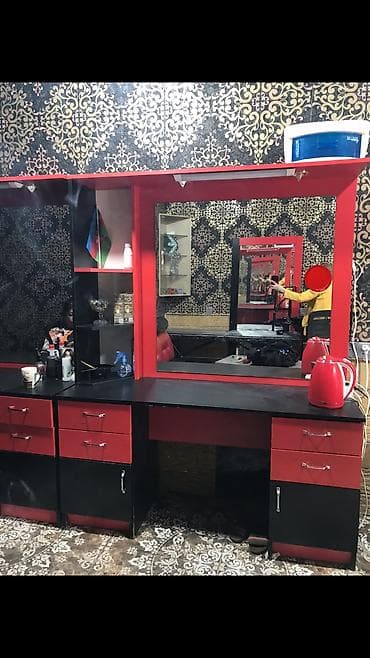 mebel kreditle: Salon üçün qırmızı‑qara iş masası və güzgülü stend - Peşəkar — 2