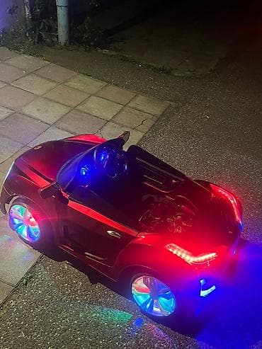 Uşaq üçün elektrikli maşın – qırmızı rəngdə, parlaq LED işıqlarla