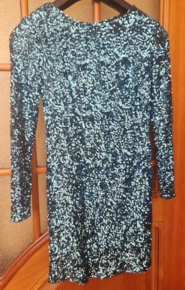 biserli kofda: Firuzə rəngində, üstü biserli ziyafət paltarı. Ölçüsü: S. Qiyməti 20 — 1