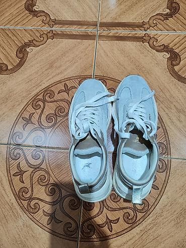 красовка: Qadın krossovkası - Rəng: açıq boz/ağ tonlar, yanlarda metalik — 2