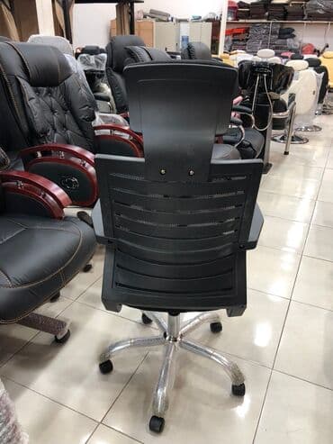 офисные кресла: Новый, С колесиками, Рукояти не регулируются, Ткань — 2