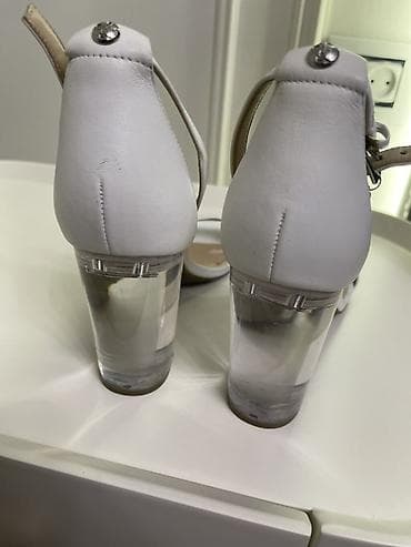 Basanoşka və səndəllər: GUESS.İç terefde deri olmadığı üçün soyulma var.39 ölçü ye — 3