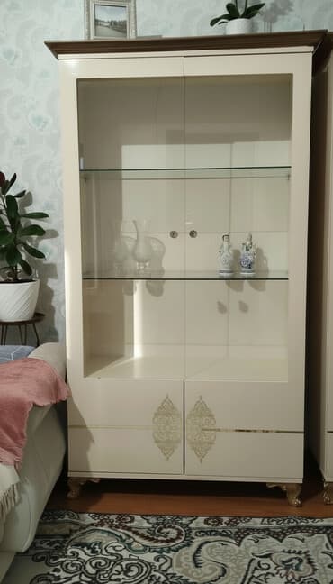 künc rəf: Şüşəli dolab vitrini — 1