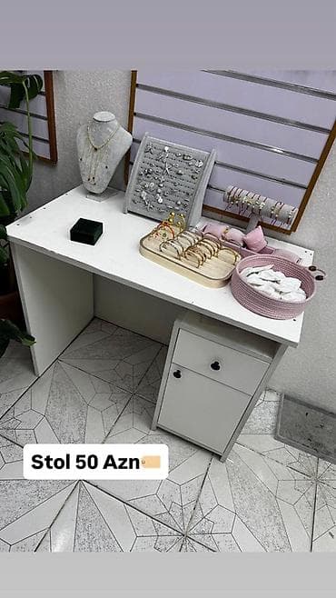 Hazır biznes: Mağaza avadanlıqları satılır: - Eynək vitrini – 90 AZN. Döner stend — 2