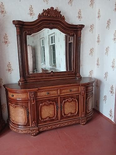 palata sekilleri: Klassik üslubda salon mebel dəsti Tərkib: - Şüşəli vitrin-bufet — 3