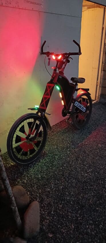 masin ucun velosiped tutacagi: Fərqli dizayna və qırmızı vurğulara malik tək sürətli velosiped. Qara — 3