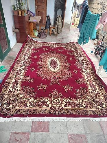 Velosipedlər: Qədimi Təbriz xalçası. Çox böyük olduğu üçün satılır. Uzunluğu 3.80 — 2