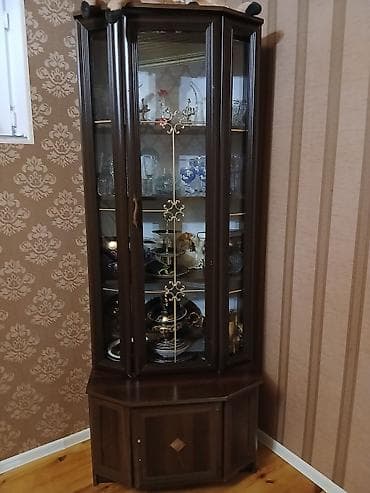 100manat içindeki bezi qablar daxildir.50manat ise içi boş. tecili