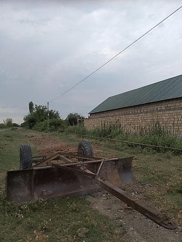 Traktor greyder pırpırı (torpaq hamarlayan kürək) satılır. İşlək — 1