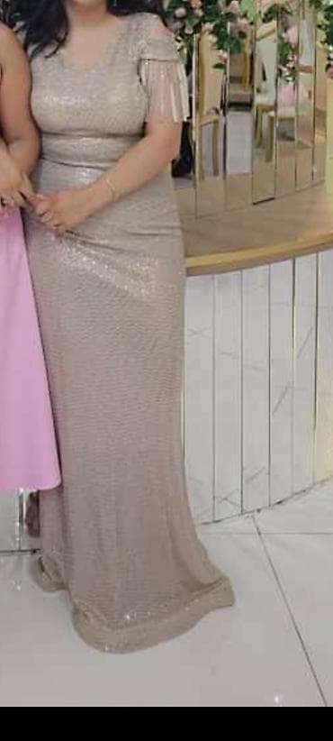 Cinslər: Zərif gecə/libas – uzun, bədənə oturan kəsim. Açıq bej/şampan tonunda — 1