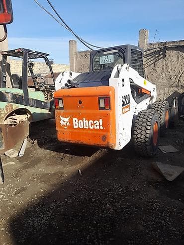 kompressor teh: Bobcat S220 skid steer yükləyici Xüsusiyyətlər: - Model: Bobcat S220 — 2