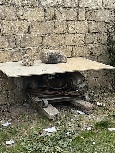 blok kerpic: Tikinti materiallarının qaldırılması üçün elektrikli vinç və qüllə — 3