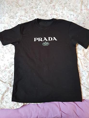prada eynək: Prada yazılmış qara t-shirt Gündəlik və street-style (küçə tərzi) — 1