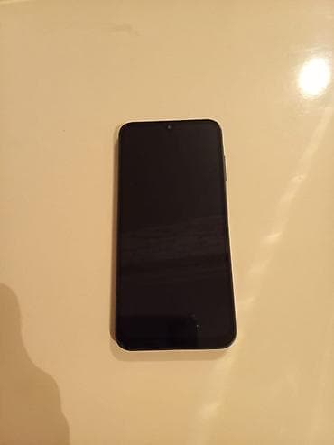 Smartfon – qara/metallik göy çərçivə, düz kənarlı dizayn. Əsas — 9