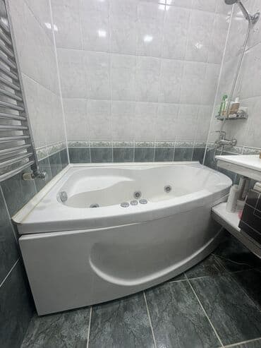 hamam ehmedli: Ağ rəngdə, küncə yerləşən, hidromasaj funksiyalı cakkuzi.en genis — 1