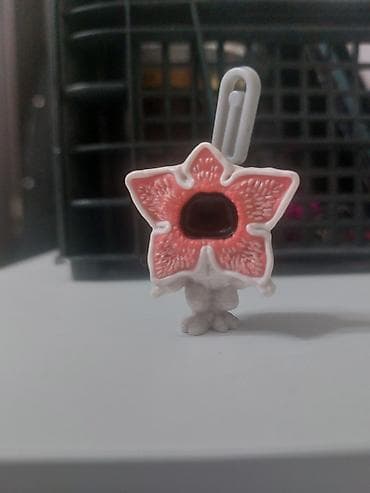 Mini fiqur/asma aksesuar – beş ləçəkli canavar başlı dizayn -