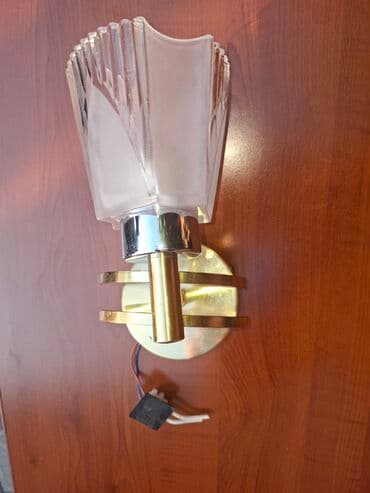 divar sticker: Şüşə kölgəli, şirli metal əsaslı, dekorativ qızılı detallı bir divar — 5