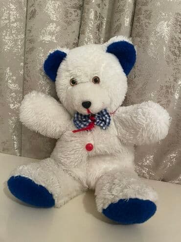 Ağ rəngli, mavi qulaqları və pəncələri olan sevimli doldurulmuş ayı