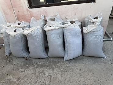 Torbalarda yığılmış keramzit 1kise 15azn