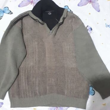 Yarı zəncirbəndli, hündür yaxalı, kişi triko sviteri. İki fərqli