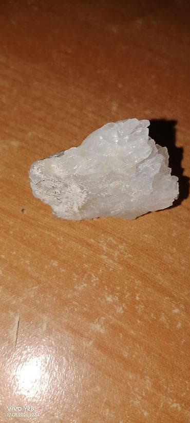 Ağ kristal xammal daş - Material: təbii, şəffaf-ağ rəngli kristal — 2