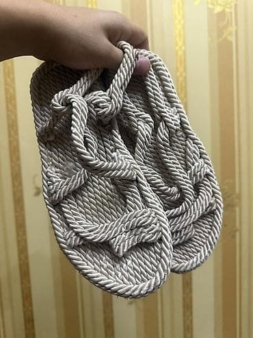 Босоножки, сандалии, шлепанцы: İp toxunuşlu sandal - Model: İp dizaynlı, düyünlü üst hissə - Rəng — 1