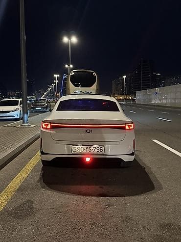 Tesla: Tesla : 1.5 л | 2025 г. 75000 км Седан — 2