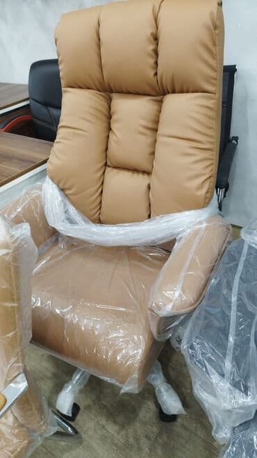 кресло для компьютера: Новый, С колесиками, Рукояти не регулируются, Кожа — 3