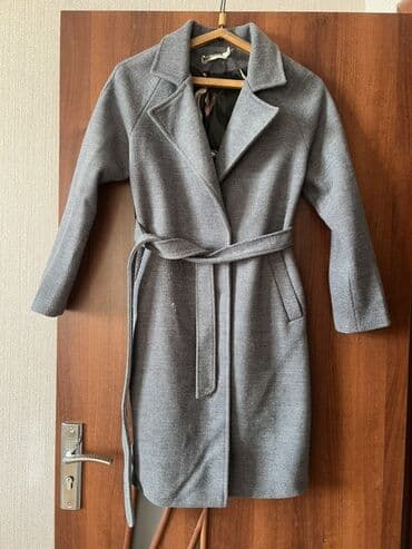 Boz rəngli qadın palto - Kəsim: Dizüstü uzunluqda, klassik yaxalı