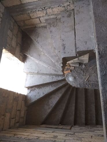 ikinci əl seyf qapi: Betondan pillekenler. Baslanqic ve son pillelere lazerle kod verib — 17