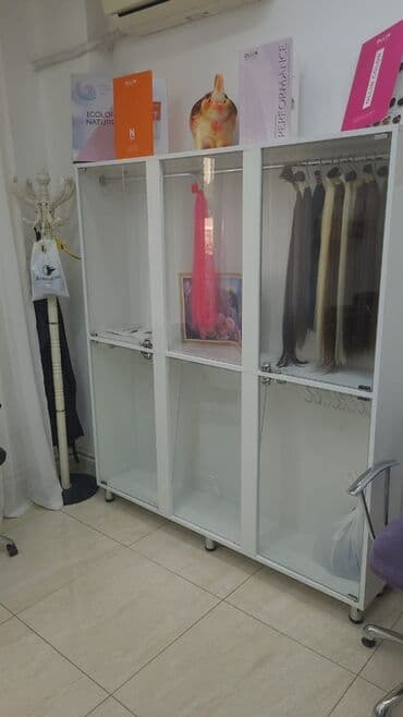 вешалки для магазина: Стеклянная витрина-шкаф — 4