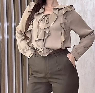 Kişi geyimləri: Zərif qadın bluzası – bej rəngdə, uzunqollu, yumşaq axıcı parça. Ön — 1