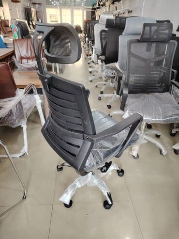 кресло для компьютера: Fırlanan funksiyalı və əlavə baş dəstəyi olan qara ofis kreslosu — 2