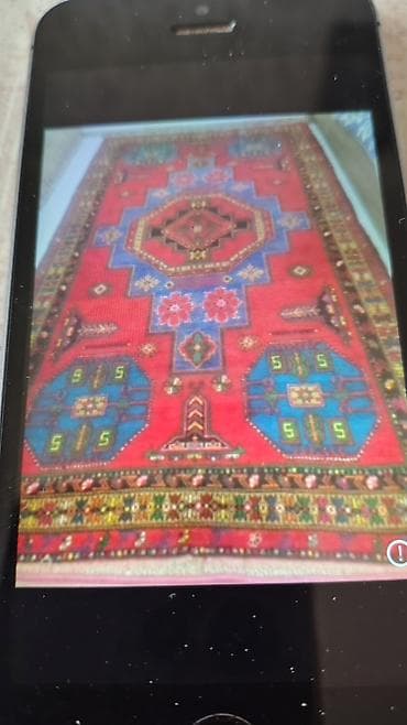 Əl toxuması xalça - Parlaq qırmızı fon üzərində mərkəzdə iri